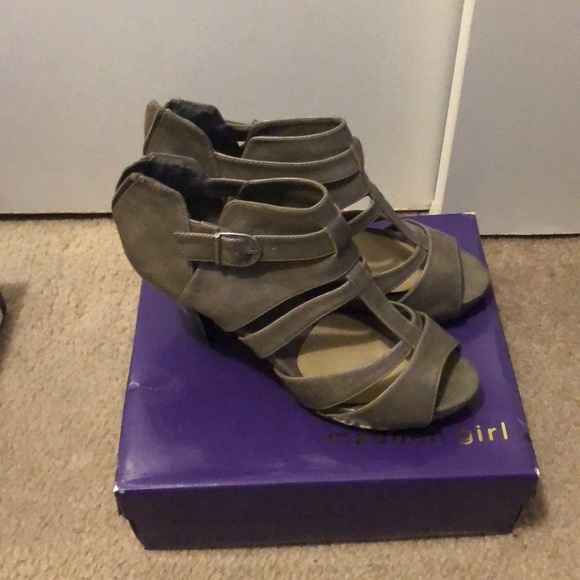 Shoes - Picture 5 of 6